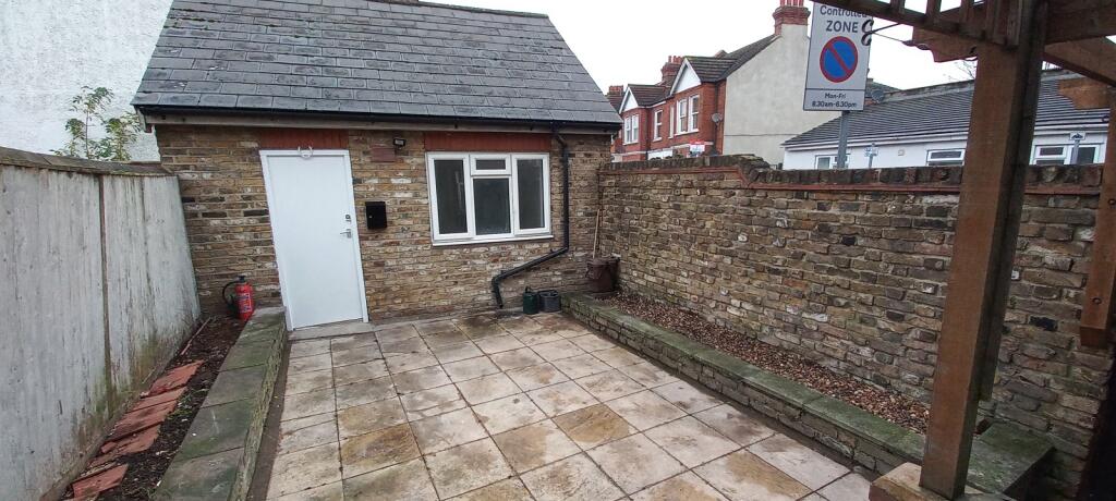 4 bed Studio for rent in Merton. From Nicholls Residential 4 bed Studio for rent in Merton. From Nicholls Residential