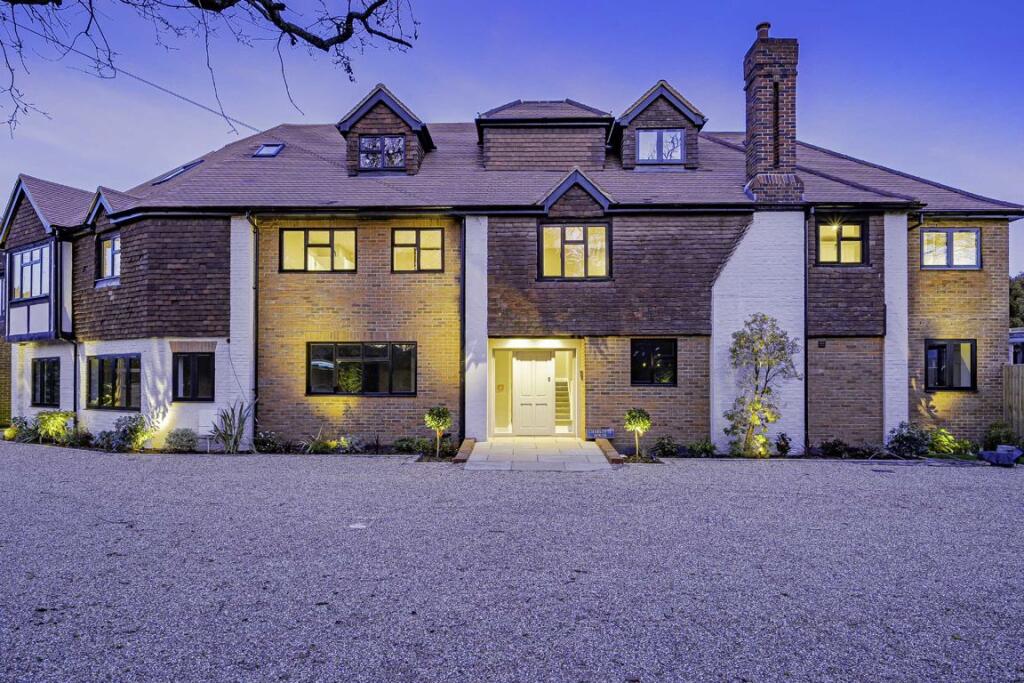 2 bed 1st Floor Flat for rent in Burwood Park. From Jackson-Stops - Weybridge