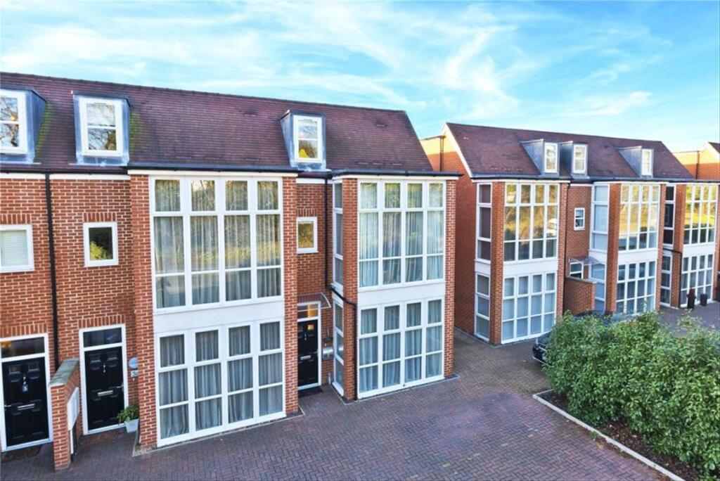 5 bed Detached for rent in Weybridge. From Jackson-Stops - Weybridge