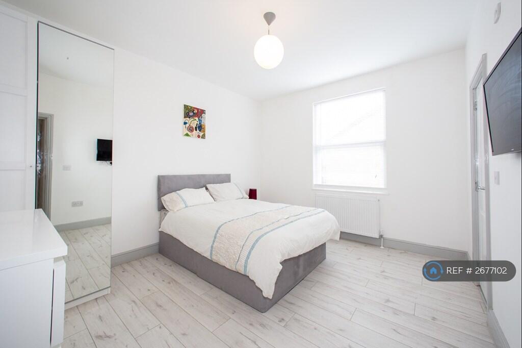 4 bed Mid Terraced House for rent in Lincoln. From OpenRent