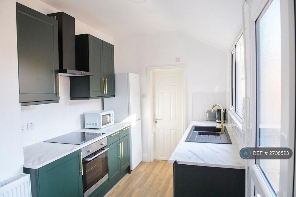 4 bed Mid Terraced House for rent in Lincoln. From OpenRent