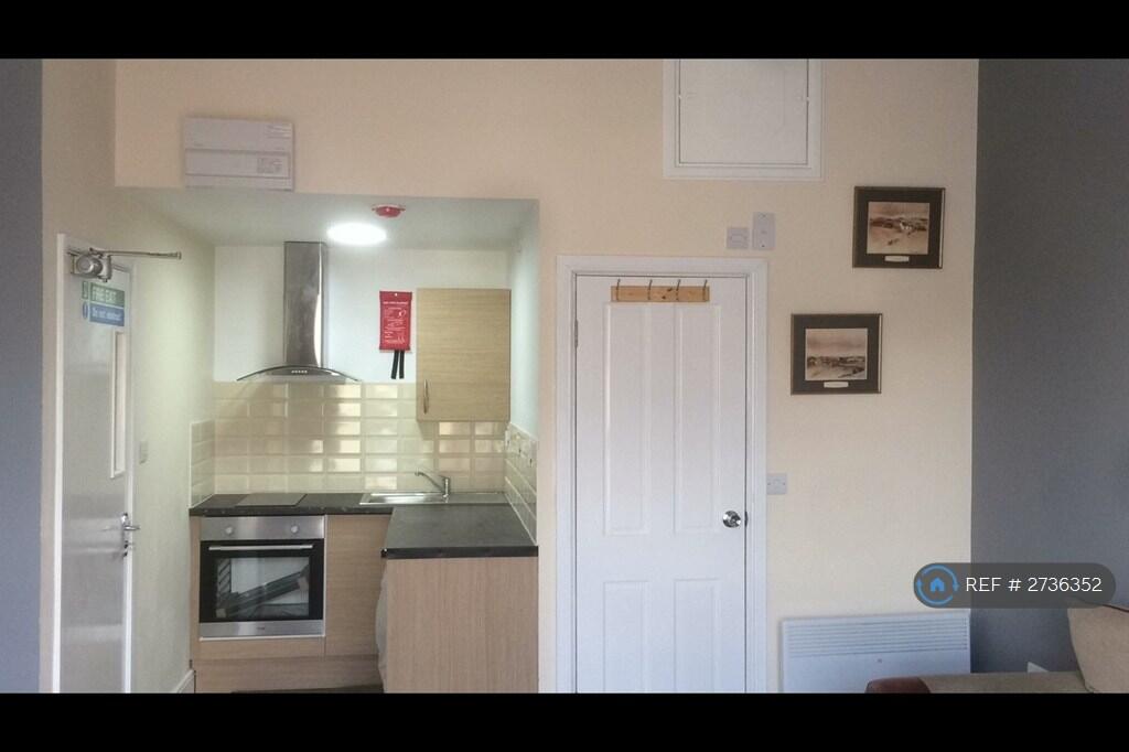 1 bed 1st Floor Flat for rent in Hanchurch. From OpenRent