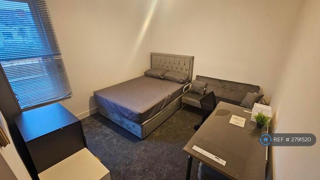 3 bed 1st Floor Flat for rent in Reading. From OpenRent