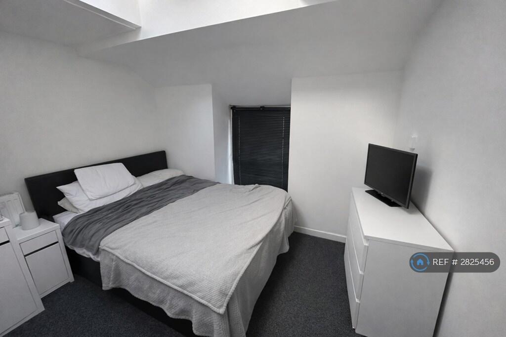 1 bed 1st Floor Flat for rent in Ystalyfera. From OpenRent