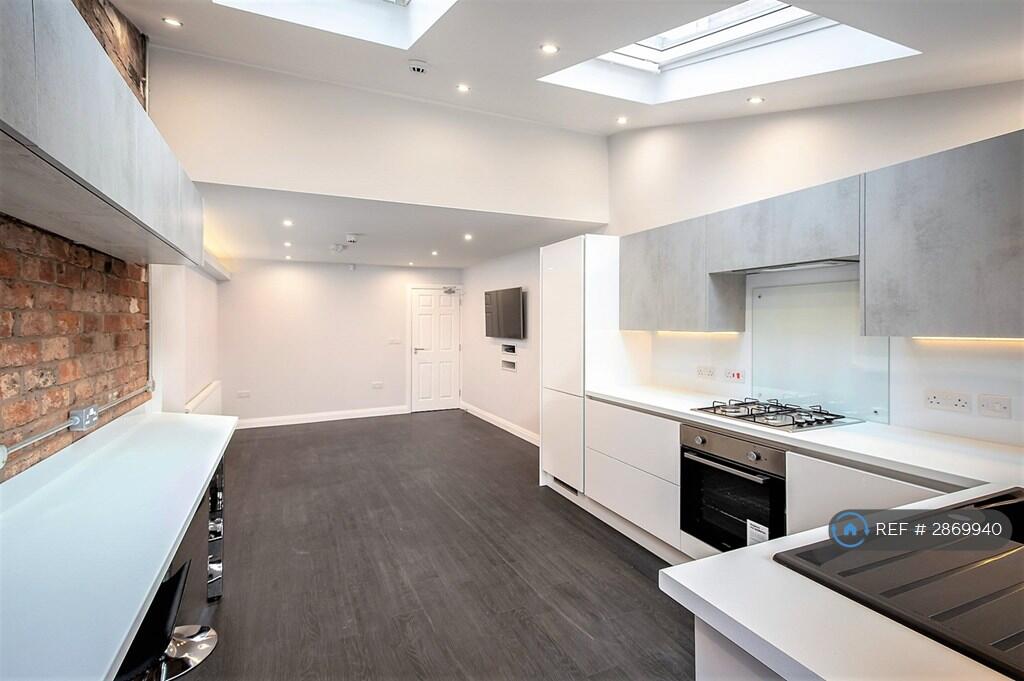 5 bed Mid Terraced House for rent in Preston. From OpenRent