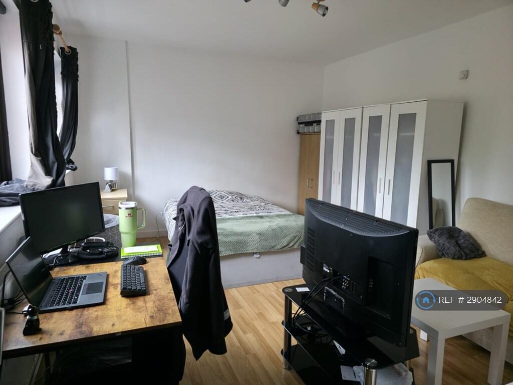 4 bed Studio for rent in Stretford. From OpenRent