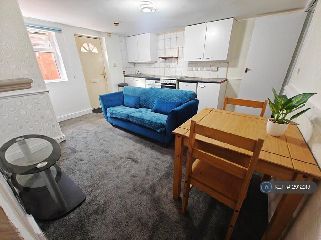 1 bed 1st Floor Flat for rent in Leeds. From OpenRent