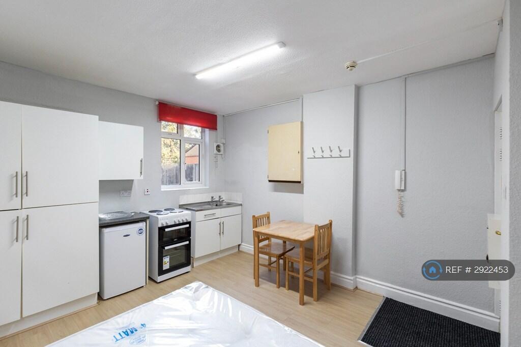 4 bed Studio for rent in Watford. From OpenRent