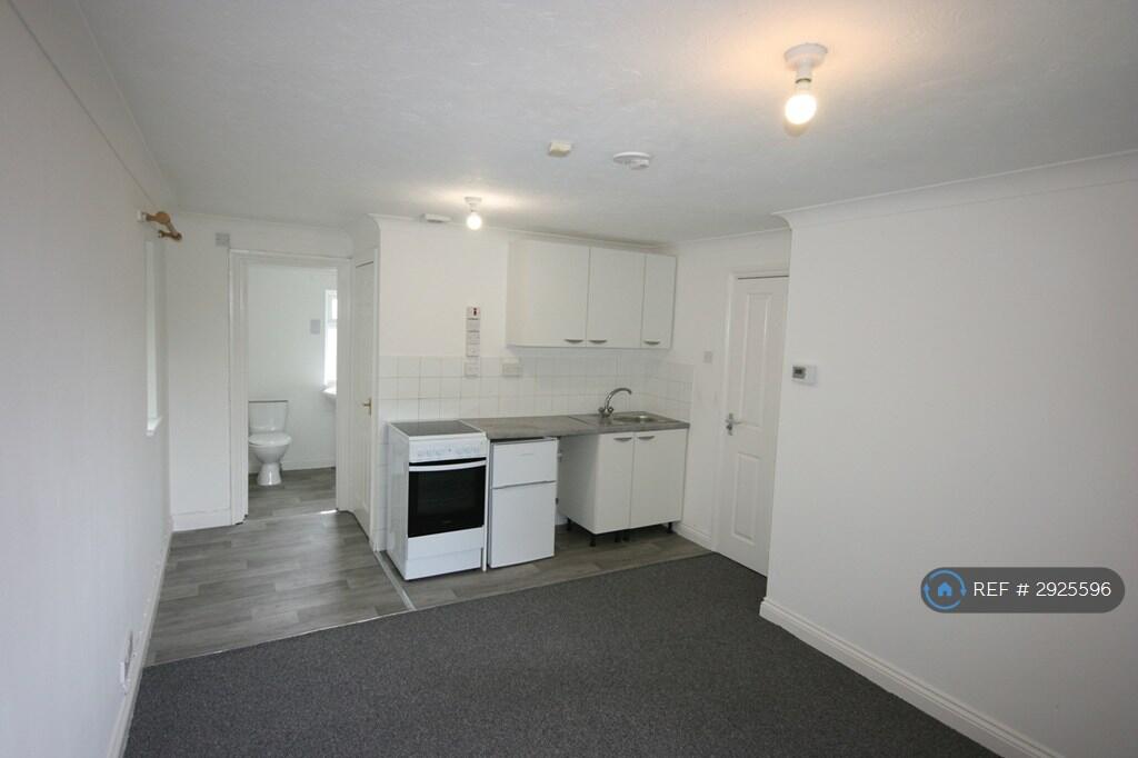 4 bed Studio for rent in Bedford. From OpenRent