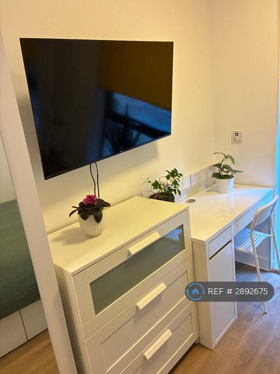 4 bed Studio for rent in Salford. From OpenRent