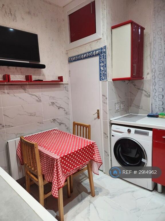 4 bed 1st Floor Flat for rent in Leeds. From OpenRent