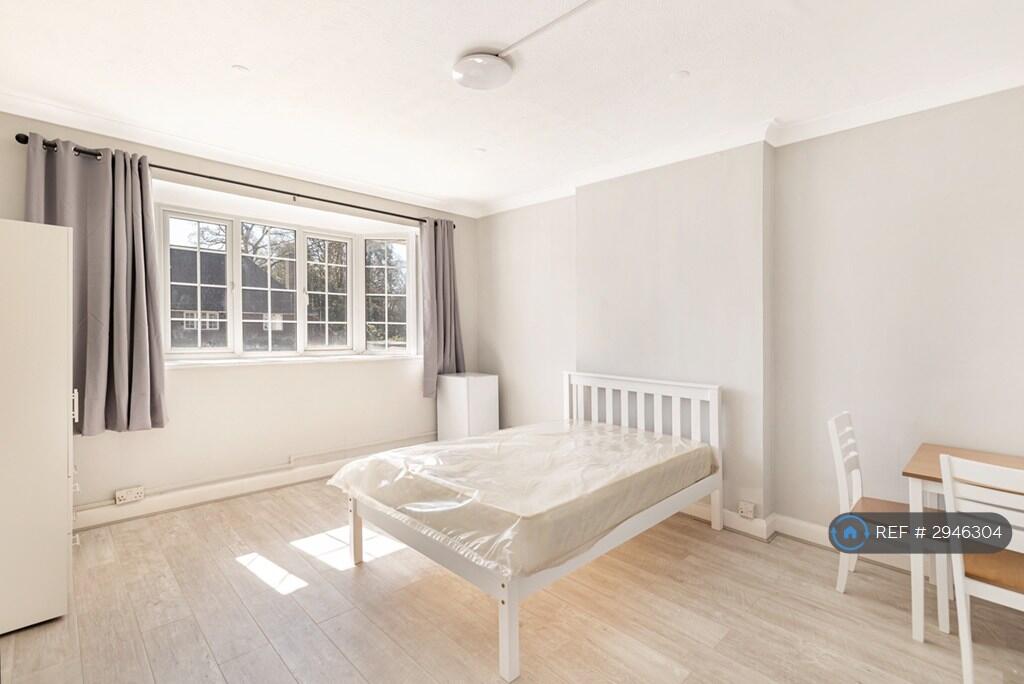 4 bed Studio for rent in Camberley. From OpenRent