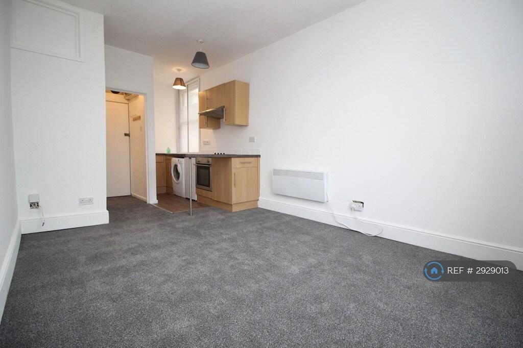 4 bed Studio for rent in Cheltenham. From OpenRent