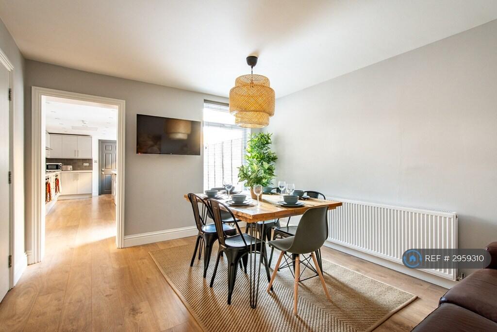 6 bed Mid Terraced House for rent in Sittingbourne. From OpenRent 6 bed Mid Terraced House for rent in Sittingbourne. From OpenRent