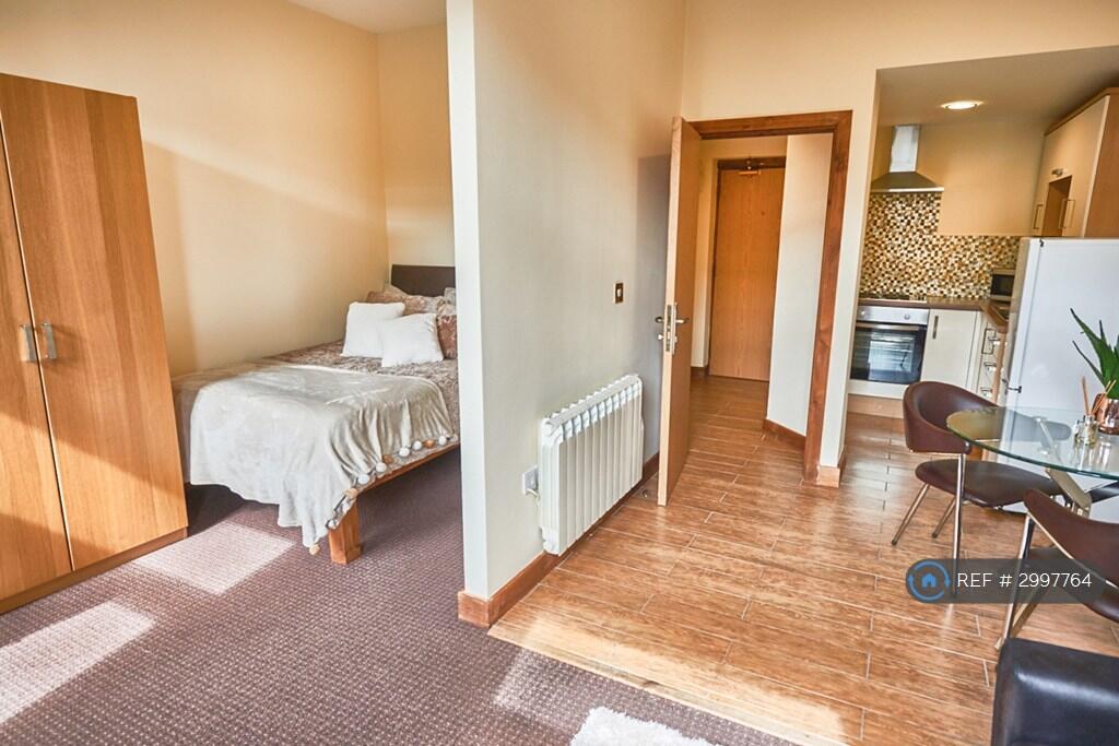 4 bed Studio for rent in Bradford. From OpenRent