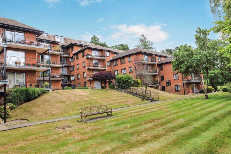 1 bed 1st Floor Flat for rent in Warlingham. From P . A . Jones Property Solutions - Caterham - High Street