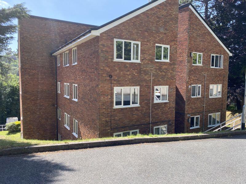 1 bed 1st Floor Flat for rent in Whyteleafe. From P . A . Jones Property Solutions - Caterham - High Street