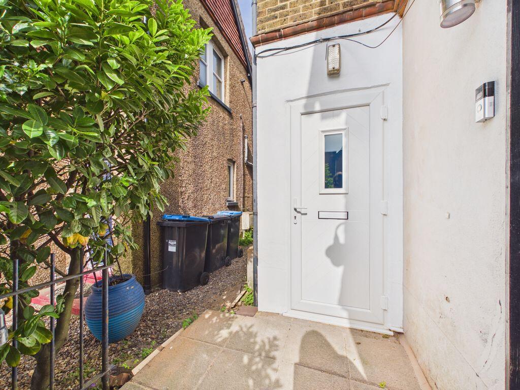 1 bed 1st Floor Flat for rent in Caterham. From P . A . Jones Property Solutions - Caterham - High Street