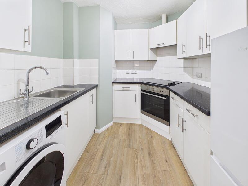 2 bed 1st Floor Flat for rent in Redhill. From P . A . Jones Property Solutions - Caterham - High Street