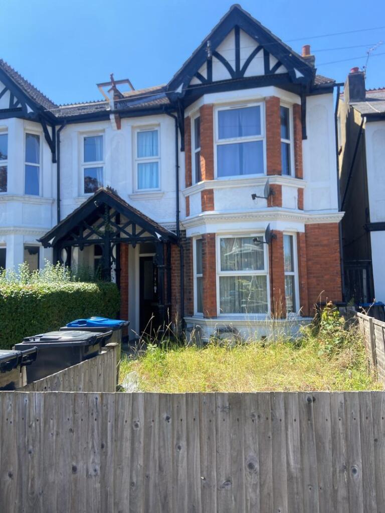 1 bed 1st Floor Flat for rent in Croydon. From P . A . Jones Property Solutions - Caterham - High Street 1 bed 1st Floor Flat for rent in Croydon. From P . A . Jones Property Solutions - Caterham - High Street