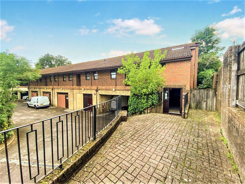 1 bed 1st Floor Flat for rent in Caterham. From P . A . Jones Property Solutions - Caterham - High Street 1 bed 1st Floor Flat for rent in Caterham. From P . A . Jones Property Solutions - Caterham - High Street
