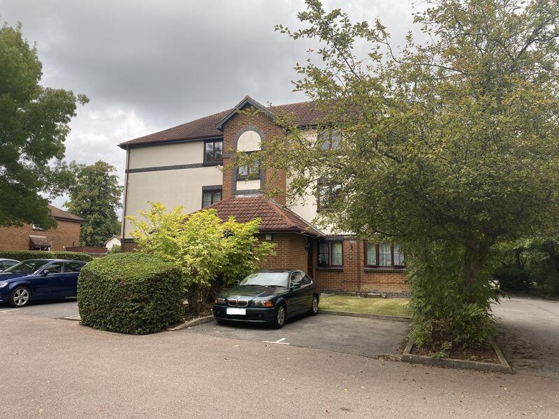 1 bed 1st Floor Flat for rent in Redhill. From P . A . Jones Property Solutions - Caterham - High Street