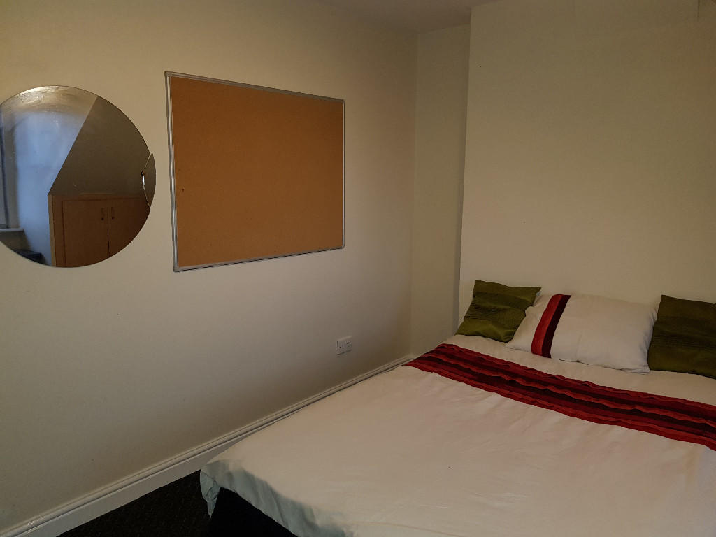 3 bed Private Halls for rent in Stoughton. From Parmars - Leicester