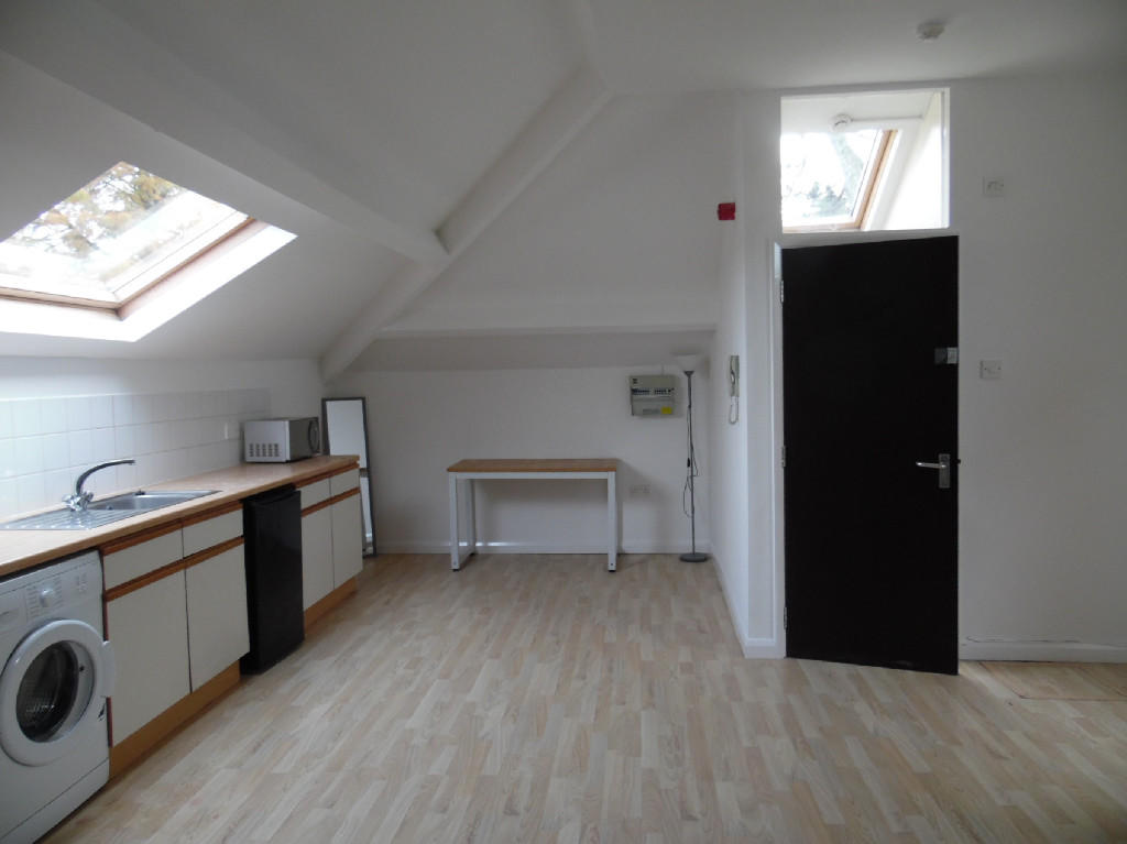 1 bed Penthouse for rent in Stoughton. From Parmars - Leicester