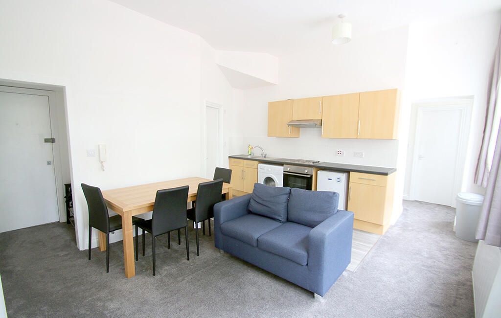 2 bed 1st Floor Flat for rent in London. From Pearl & Coutts Ltd