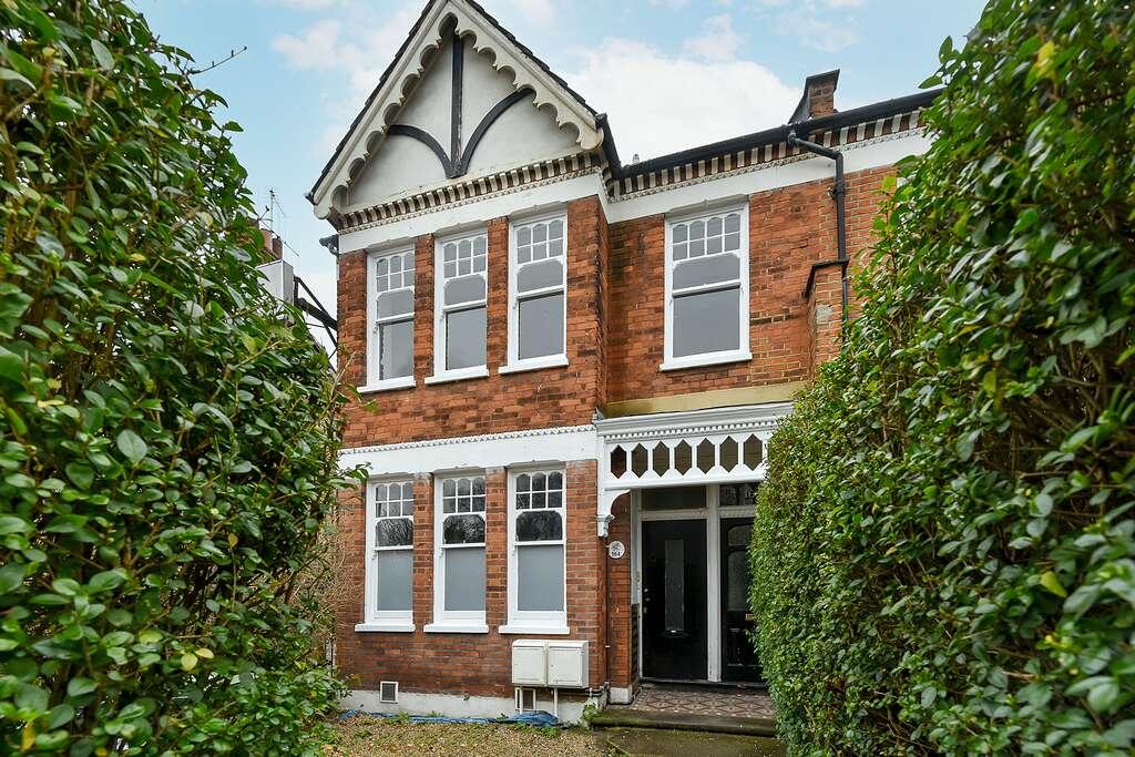 3 bed 1st Floor Flat for rent in Streatham. From Pearl & Coutts Ltd 3 bed 1st Floor Flat for rent in Streatham. From Pearl & Coutts Ltd