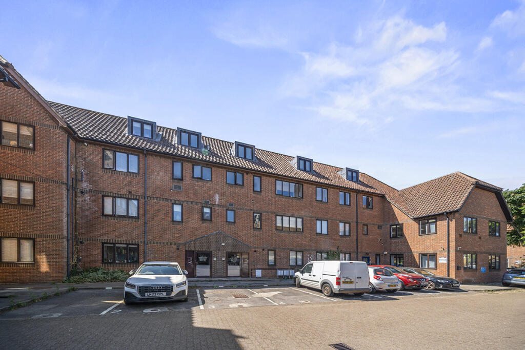 2 bed 1st Floor Flat for rent in Hertford Heath. From Pearl & Coutts Ltd