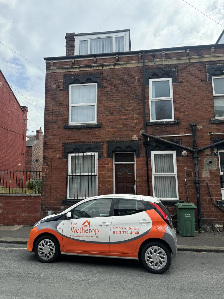 2 bed Mid Terraced House for rent in Leeds. From Jane Wetherop Partnership - Leeds