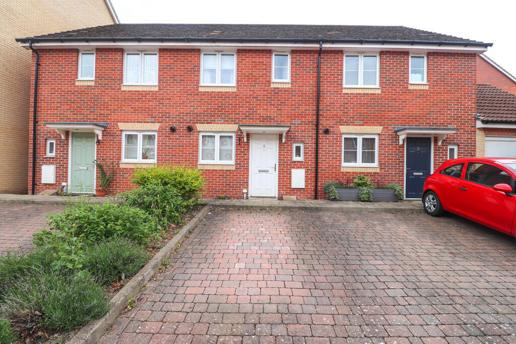 2 bed Mid Terraced House for rent in Farnborough. From Peepal Estate Agents - Farnborough