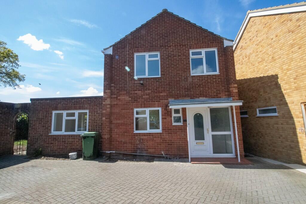 4 bed Detached House for rent in Farnborough. From Peepal Estate Agents - Farnborough