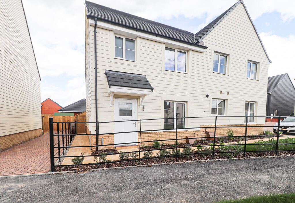 3 bed Semi Detached for rent in Picket Piece. From Peepal Estate Agents - Farnborough 3 bed Semi Detached for rent in Picket Piece. From Peepal Estate Agents - Farnborough