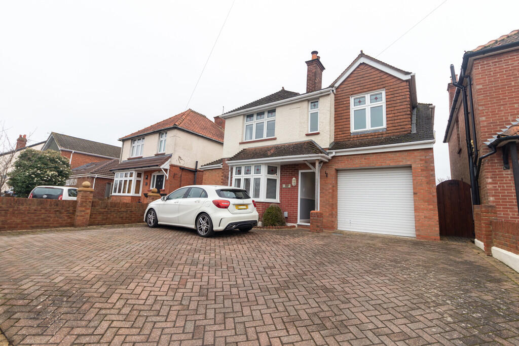 4 bed Detached for rent in Farnborough. From Peepal Estate Agents - Farnborough