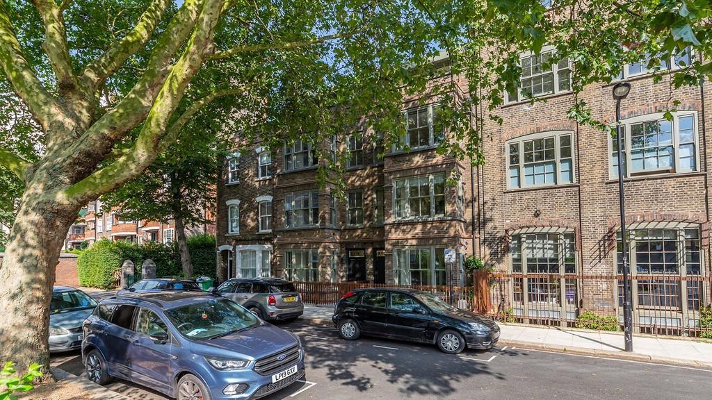 2 bed Flat for rent in London. From Robert Lehrer Properties