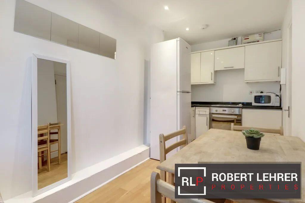 3 bed 1st Floor Flat for rent in Islington. From Robert Lehrer Properties