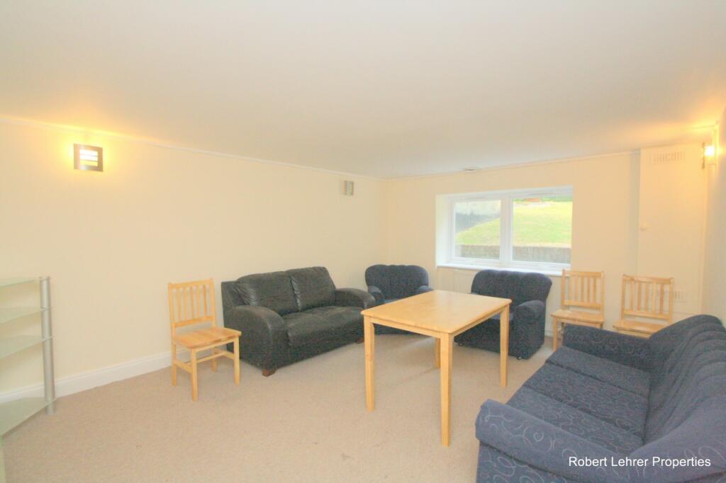 1 bed 1st Floor Flat for rent in Hornsey. From Robert Lehrer Properties