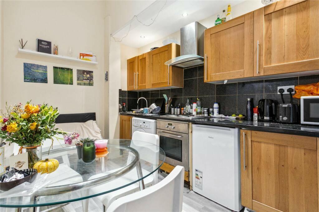 3 bed 1st Floor Flat for rent in Hornsey. From Robert Lehrer Properties
