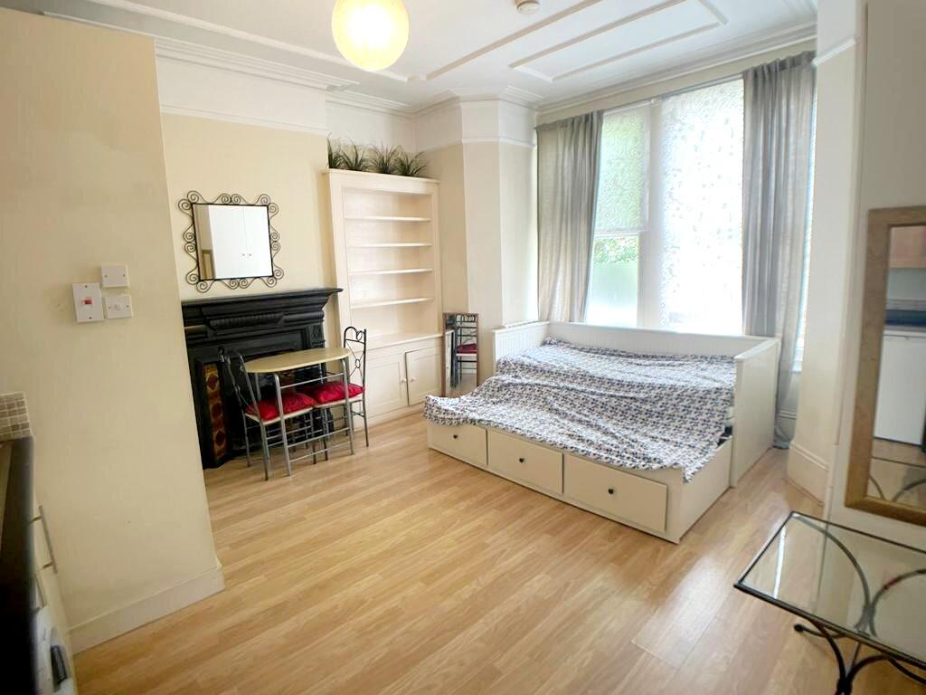 4 bed 1st Floor Flat for rent in Hornsey. From Robert Lehrer Properties