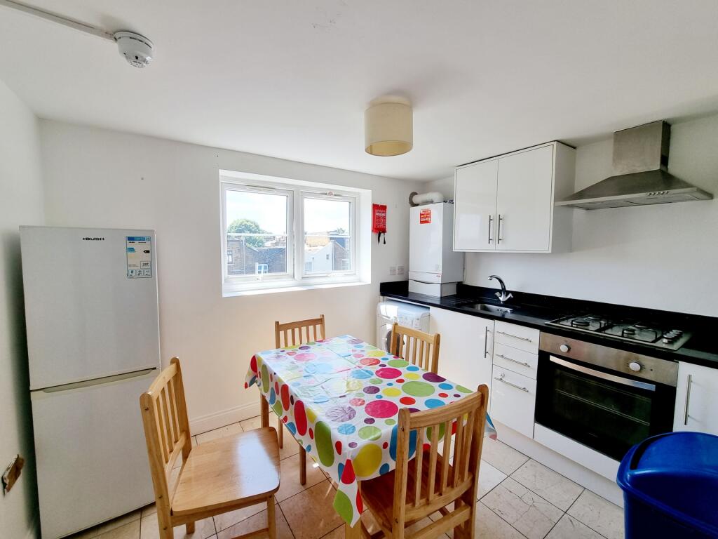 2 bed 1st Floor Flat for rent in Stoke Newington. From Robert Lehrer Properties