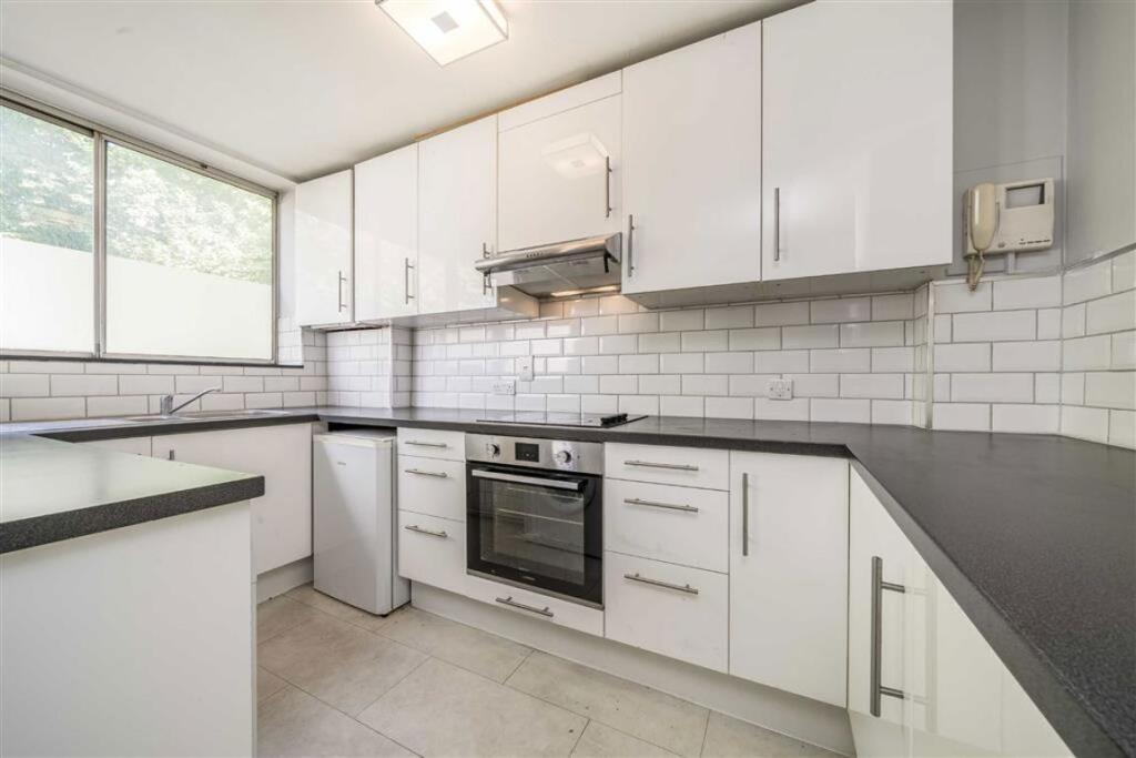 1 bed 1st Floor Flat for rent in Paddington. From Robert Lehrer Properties