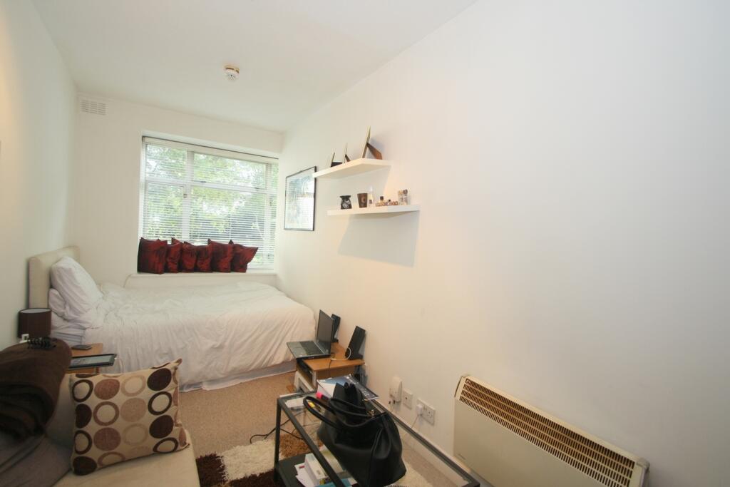 4 bed Studio for rent in Hornsey. From Robert Lehrer Properties