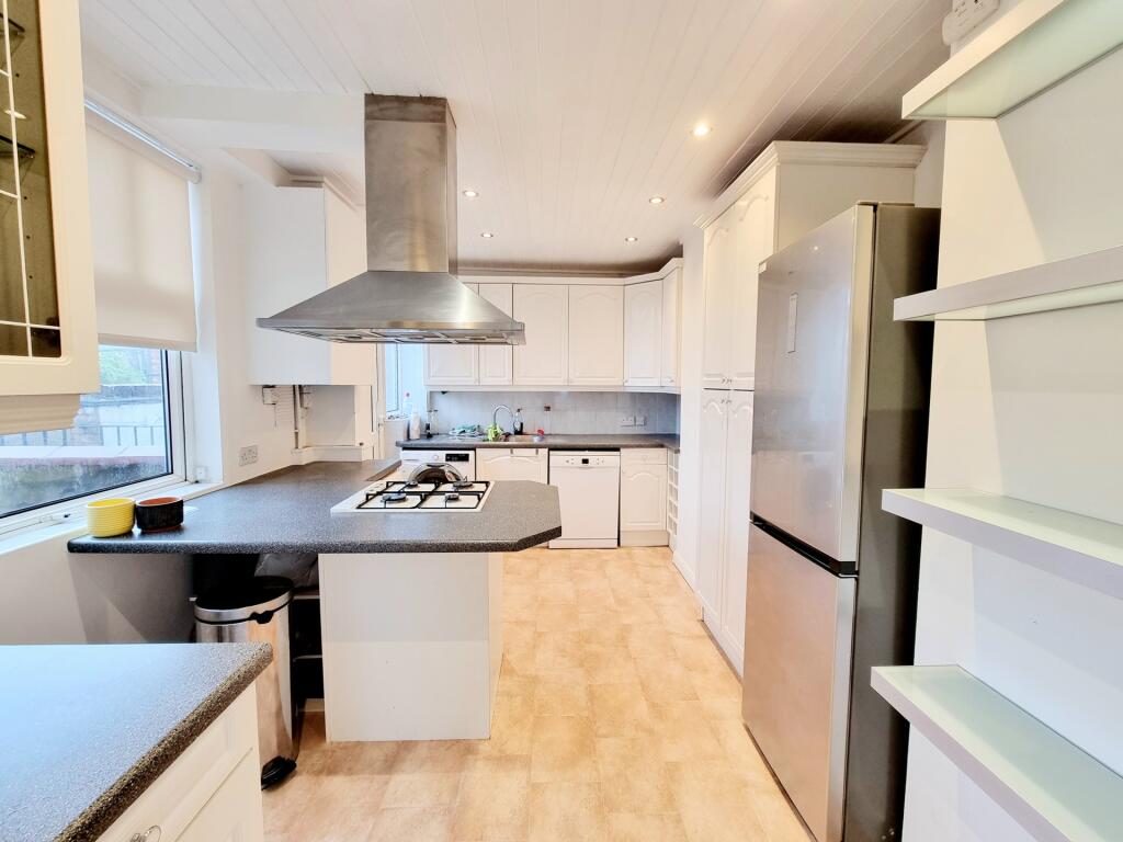 3 bed 1st Floor Flat for rent in Hornsey. From Robert Lehrer Properties