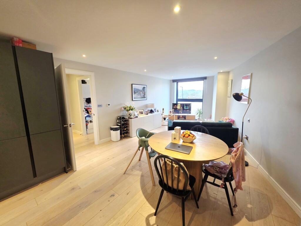 2 bed 1st Floor Flat for rent in Hornsey. From Robert Lehrer Properties