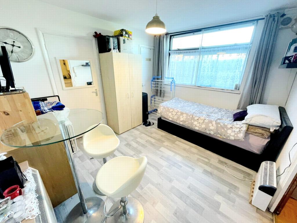 3 bed Studio for rent in Hornsey. From Robert Lehrer Properties 3 bed Studio for rent in Hornsey. From Robert Lehrer Properties