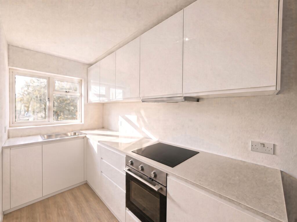 1 bed 1st Floor Flat for rent in Friern Barnet. From Robert Lehrer Properties