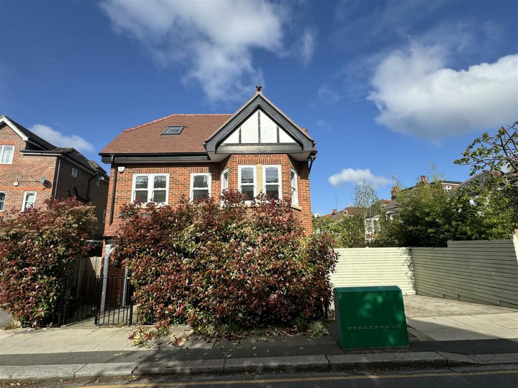 4 bed Detached House for rent in Friern Barnet. From Richard James