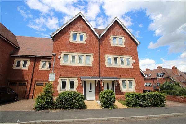 4 bed Mid Terraced House for rent in Finchley. From Richard James - Mill Hill